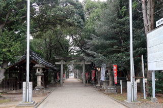 春日神社は高浜の総氏神である。古来高浜は十組の集落に分かれ、各組にはそれぞれ鎮守の神祠があって、異なった祭日をもちこれに奉仕していた。春日神社はそれらの各集落の総氏神として、各組挙ってこれに奉仕し、敬仰最も篤かったことが記録に残っている